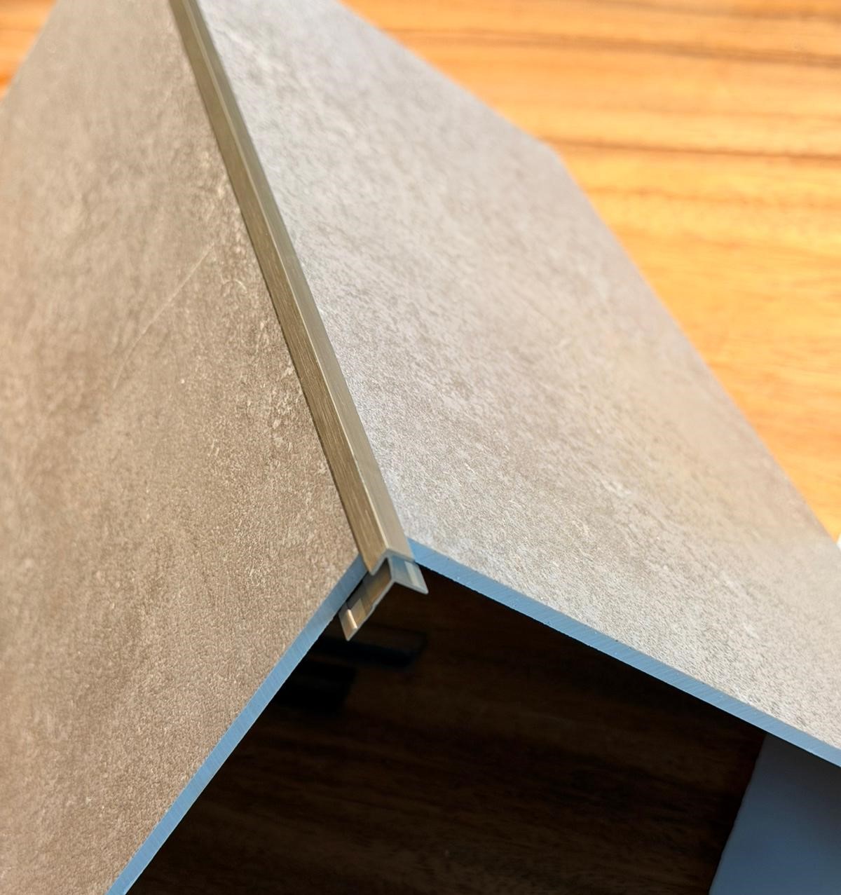 Perfiles de Aluminio para Paneles Mármol SPC/PVC - Gris Plata, Esquina Exterior