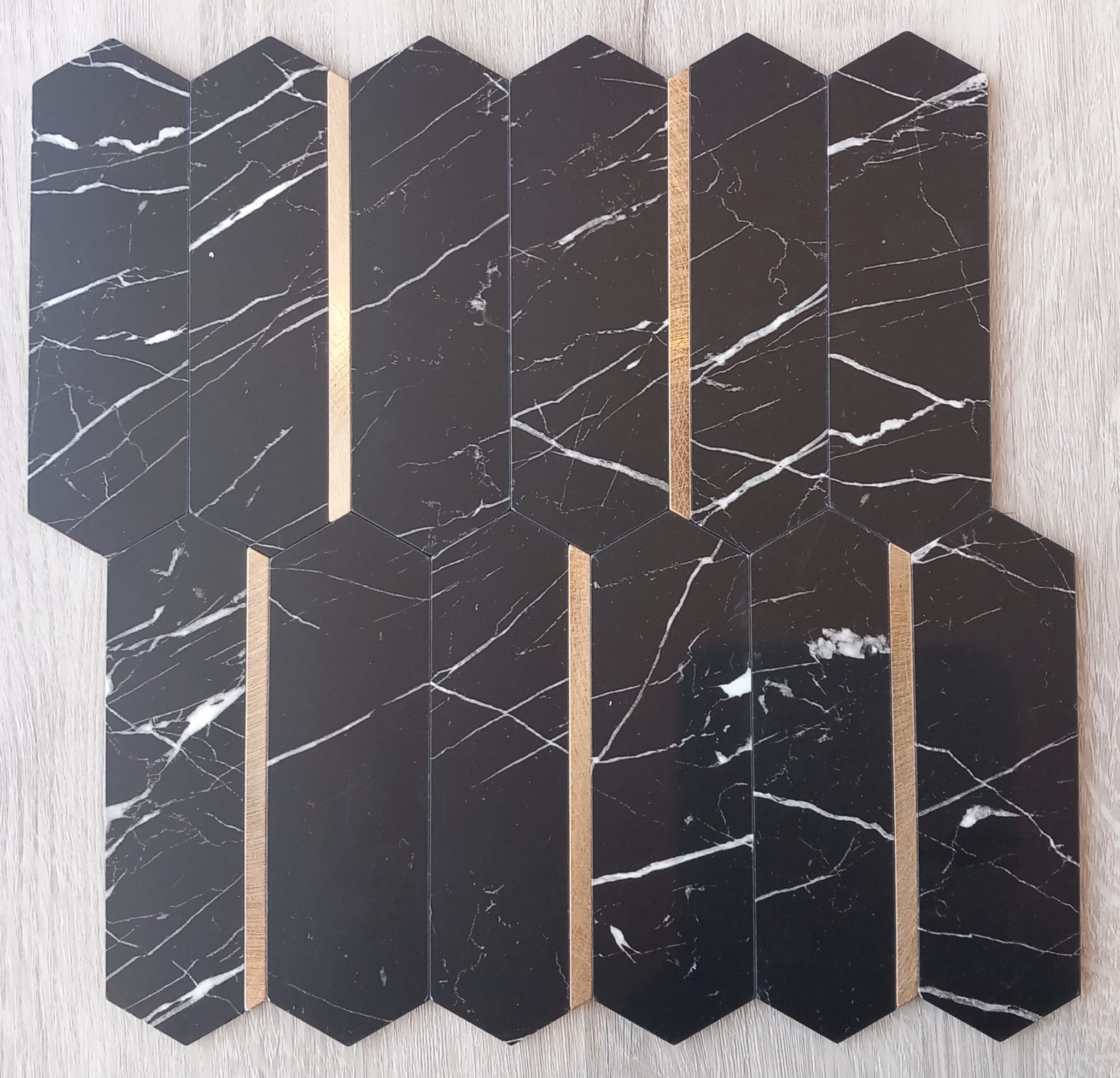 Mosaico autoadhesivo hexagonal negro oro- 29,3x28,4x0,4cm