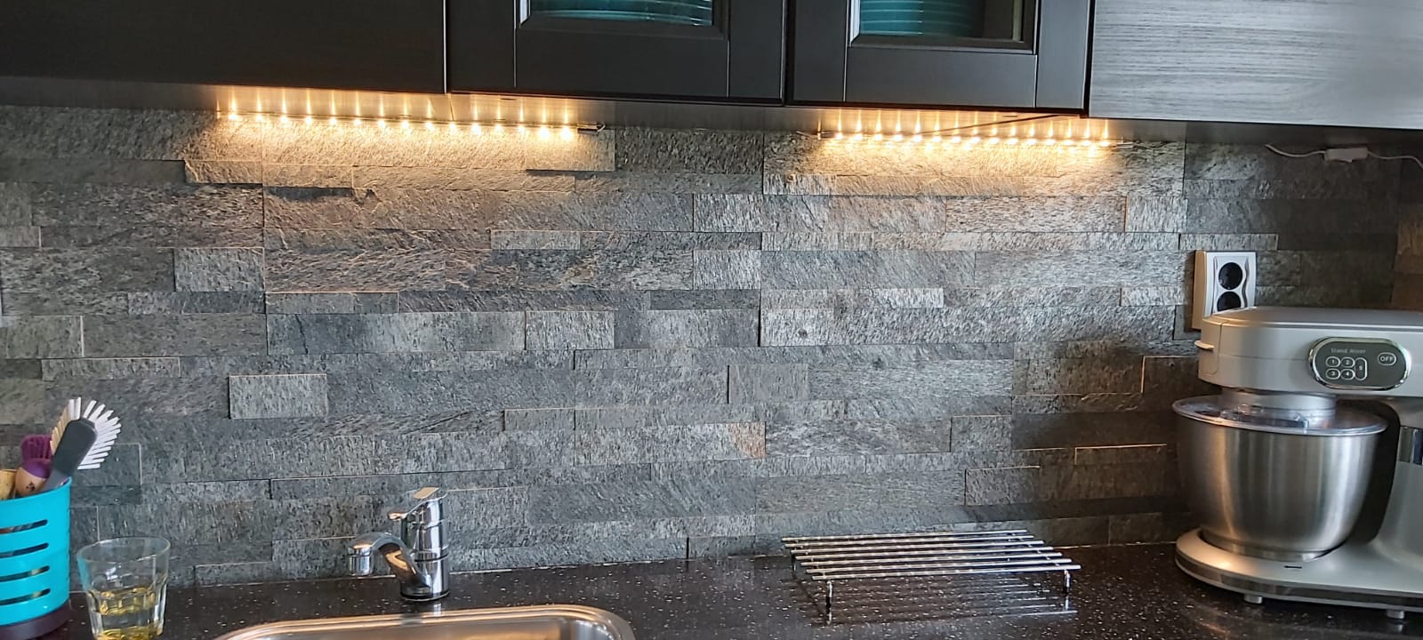 Tira autoadhesiva de piedra natural plata gris brillo - Relieve - 60x15x0,2/0,4cm