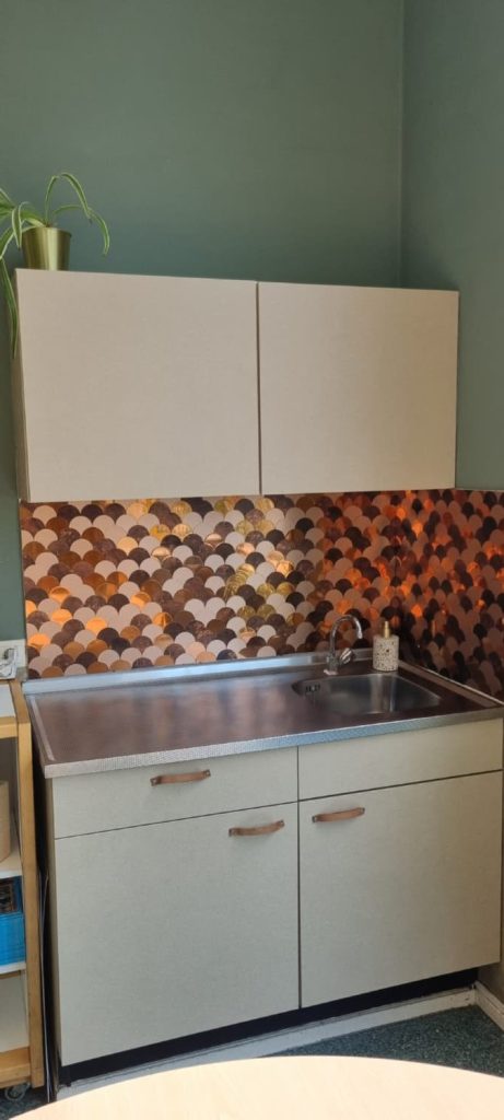 Mosaico autoadhesivo tira de piedra mezcla de escamas de pescado oro 29,5×29,5×0,4cm