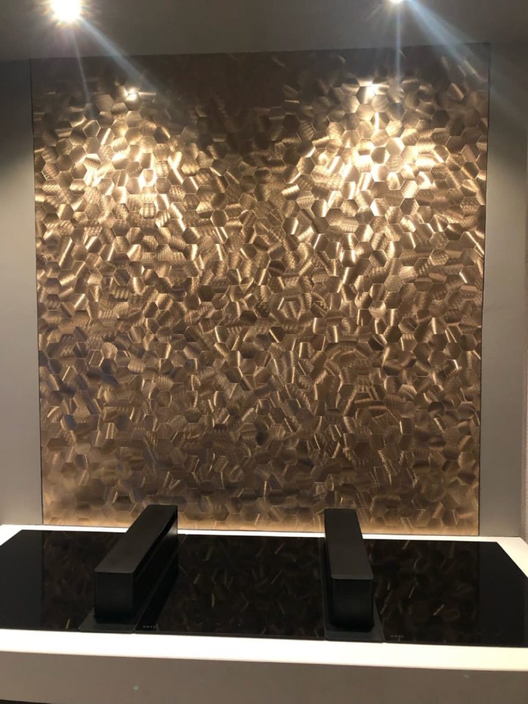 Mosaico autoadhesivo de tira de ladrillo hexágono bronce cepillado 28,8x29x0,4cm