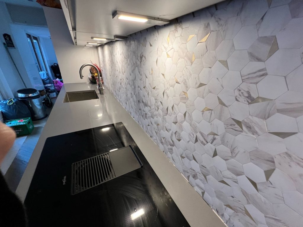 Mosaico Autoadhesivo Mármol Blanco Dorado Hexagonal 28,8×29,2×0,4cm